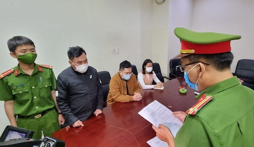 Cơ quan CSĐT Công an TP Đà Nẵng tống đạt quyết định khởi tố bị can và bắt tạm giam đối với Nguyễn Quang Trung vào chiều 7-12