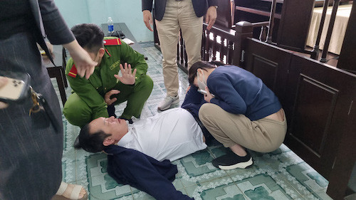 Giám đốc Công ty Land Hà Hải Võ Văn Cường nằm vật xuống ngay tại  toà sau khi uống thuốc diệt côn trùng