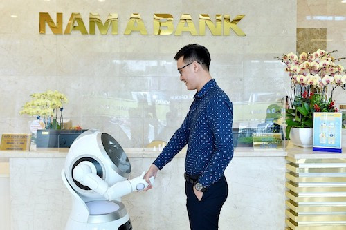 Nam A Bank lần đầu tiên đưa robot vào phục vụ giao dịch