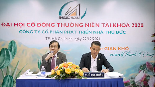 Chủ tịch HĐQT Lê Chí Hiếu (trái) trả lời các câu hỏi của cổ đông