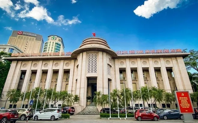 Ngân hàng Nhà nước đảo chiều bơm ròng 25.000 tỷ đồng vào thị trường, lãi suất liên ngân hàng tăng mạnh